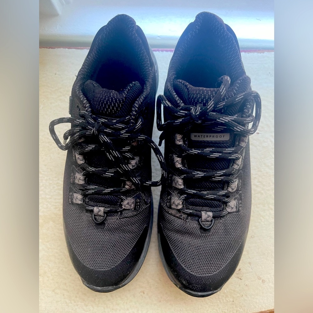 Merrill hiking shoe, women’s size 9